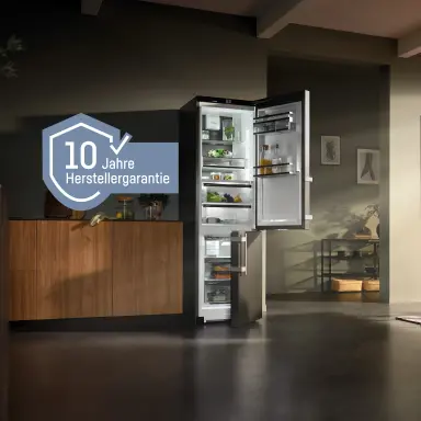 Freistehende Kühl- und Gefrierkombination in einer Wohnküche mit 10 Jahre Herstellergarantie Icon