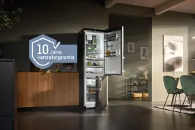 Freistehende Kühl- und Gefrierkombination in einer Wohnküche mit 10 Jahre Herstellergarantie Icon