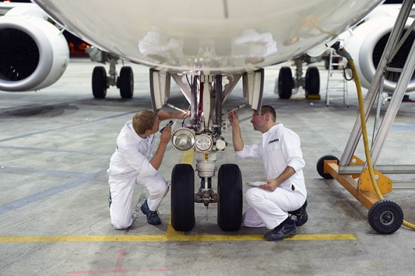 liebherr-landing-gear-on-site-service