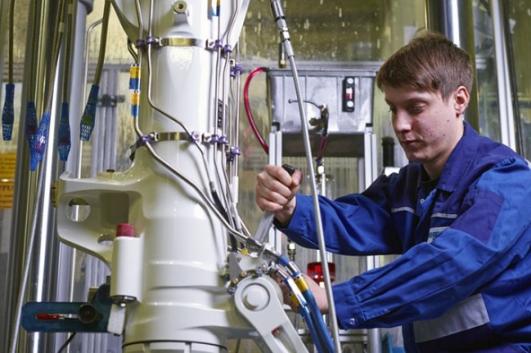 liebherr-landing-gear-test-rig-with-employee-1