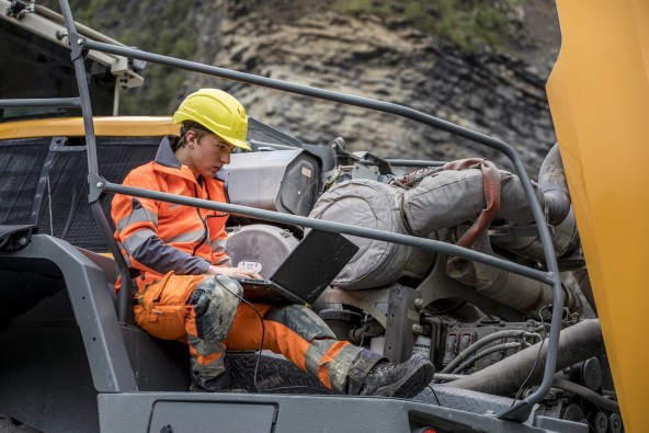 liebherr-careers-schueler-ausbildung-baumaschinenmechatroniker-1