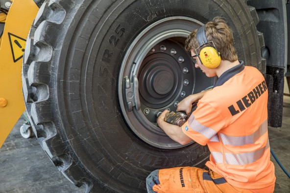 liebherr-careers-schueler-ausbildung-baumaschinenmechatroniker-2