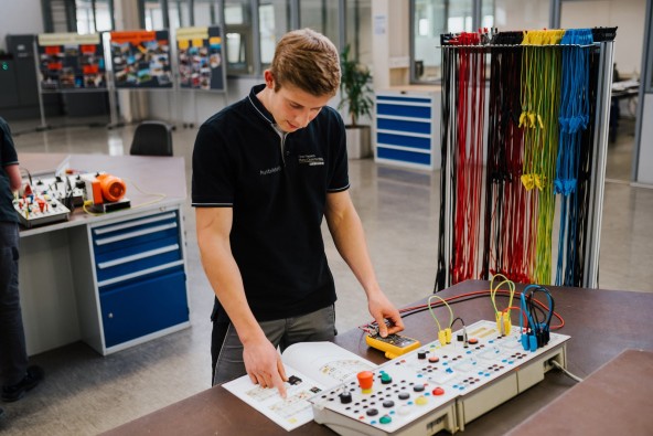 liebherr-careers-schueler-ausbildung-elektroniker-betriebstechnik-1