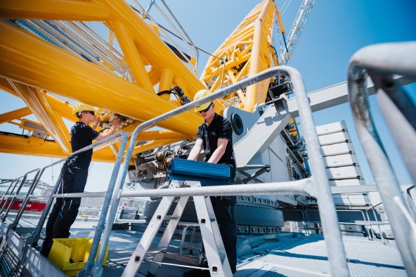 liebherr-careers-schueler-ausbildung-elektroniker-maschinen-antriebstechnik-1