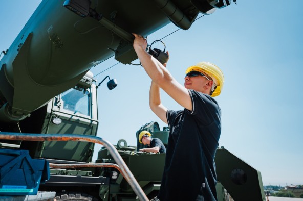 liebherr-careers-schueler-ausbildung-elektroniker-maschinen-antriebstechnik-2