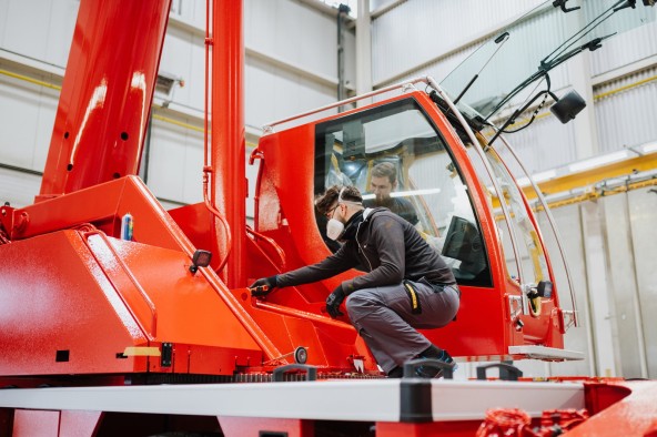 liebherr-careers-schueler-ausbildung-fahrzeuglackierer