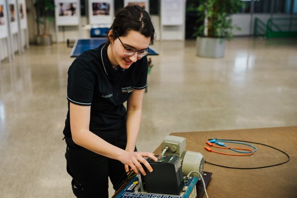 liebherr-careers-schueler-ausbildung-industrieelektriker-aufgaben