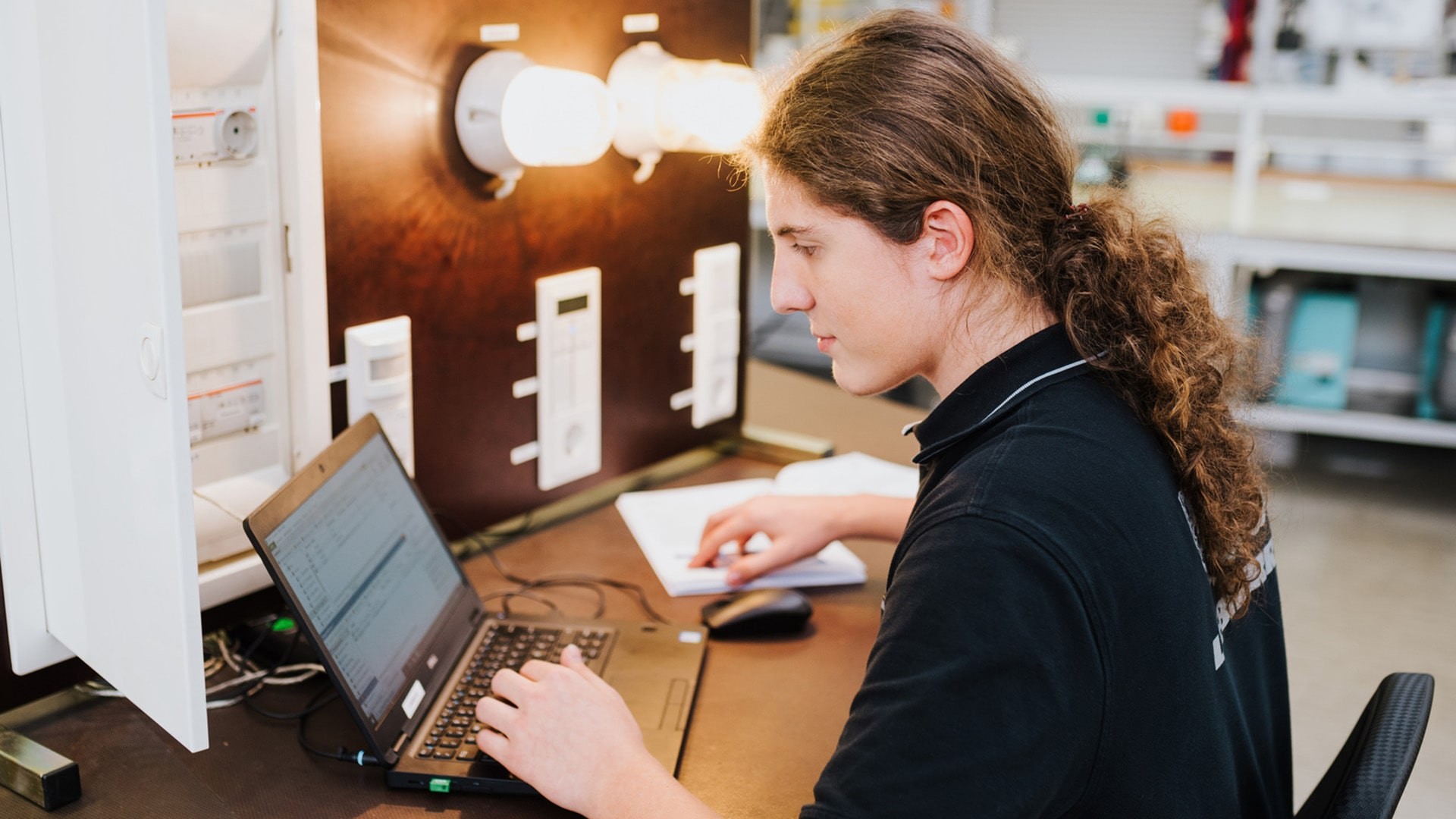 liebherr-careers-stage-schueler-ausbildung-elektroniker-betriebstechnik