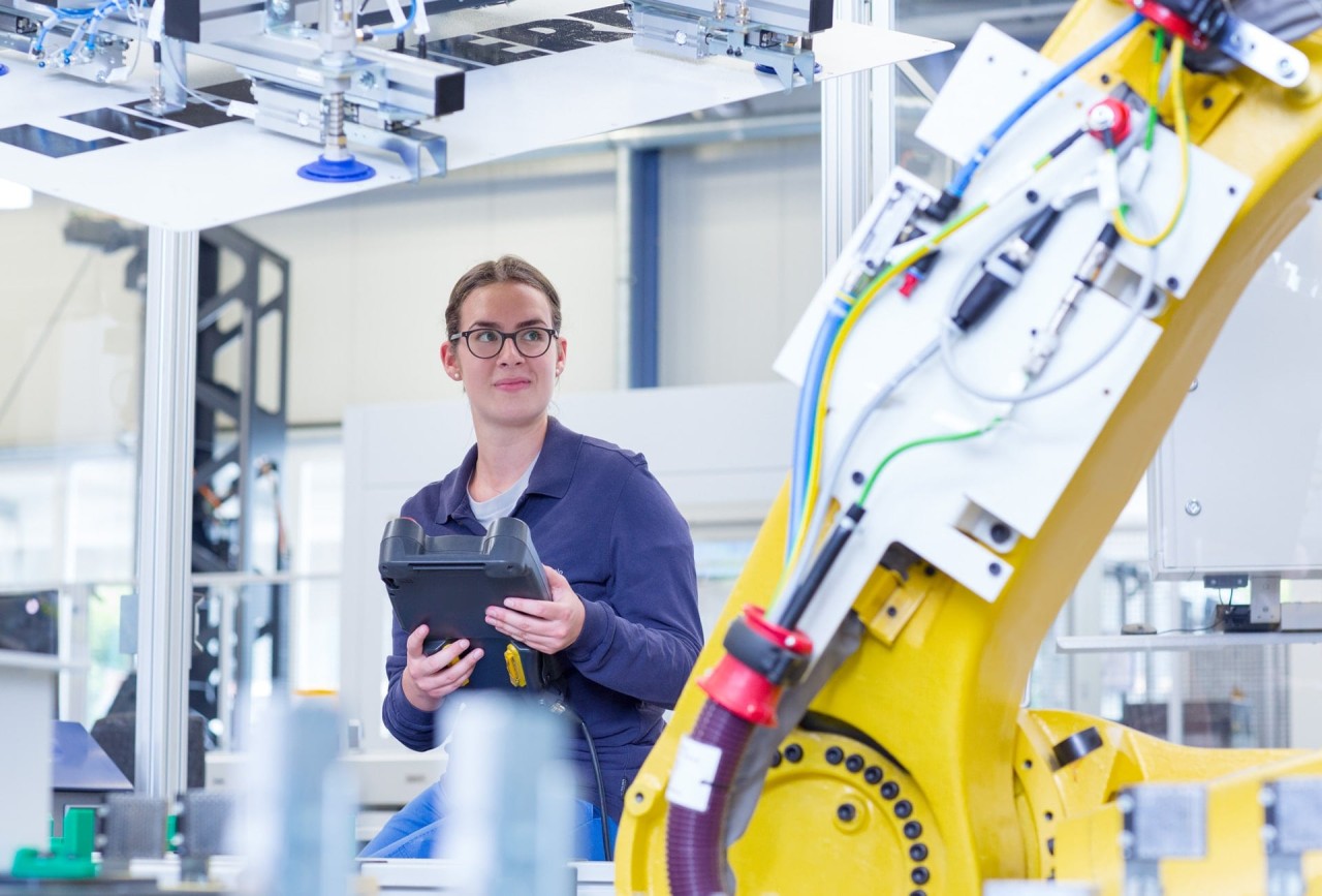 liebherr-careers-kempten-azubis-elektroniker-arbeit