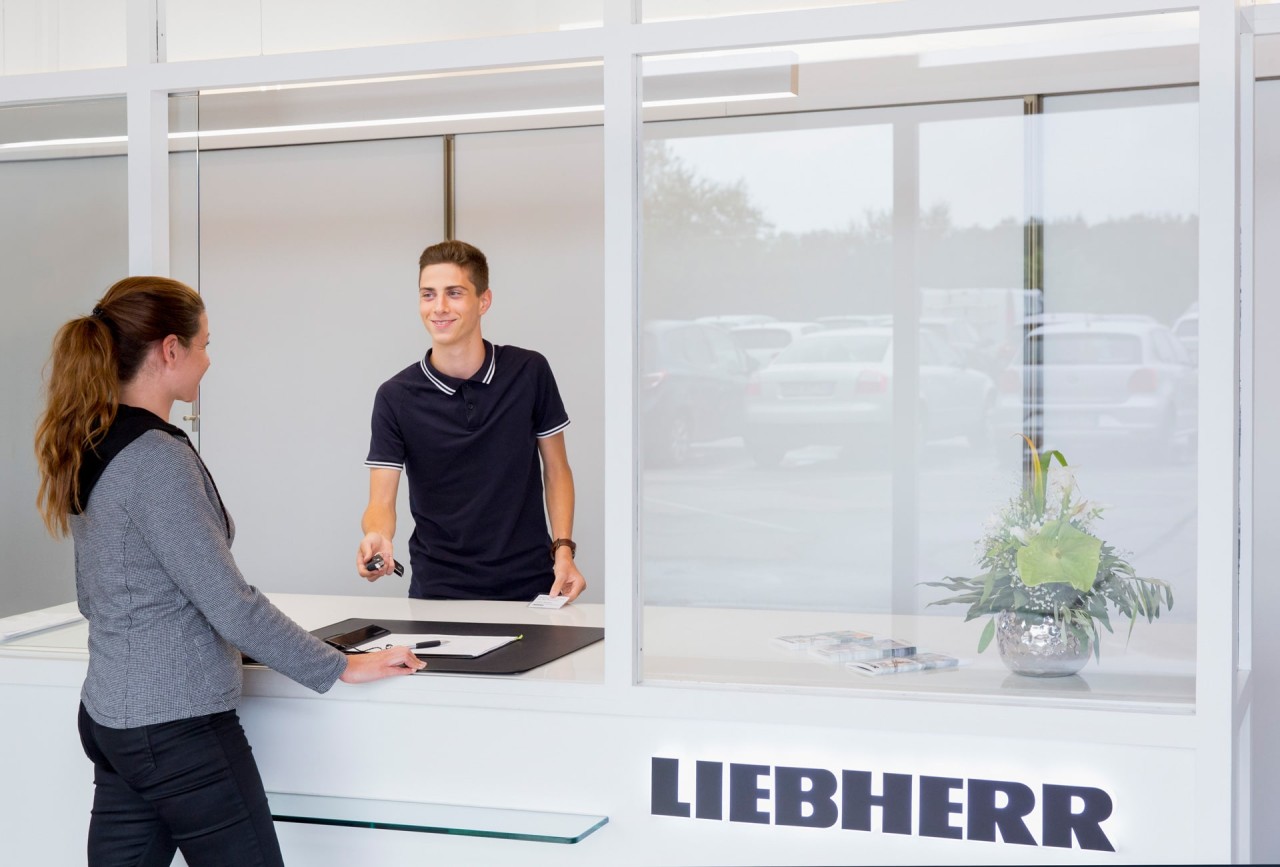 liebherr-careers-kempten-azubis-industriekaufmann-empfang