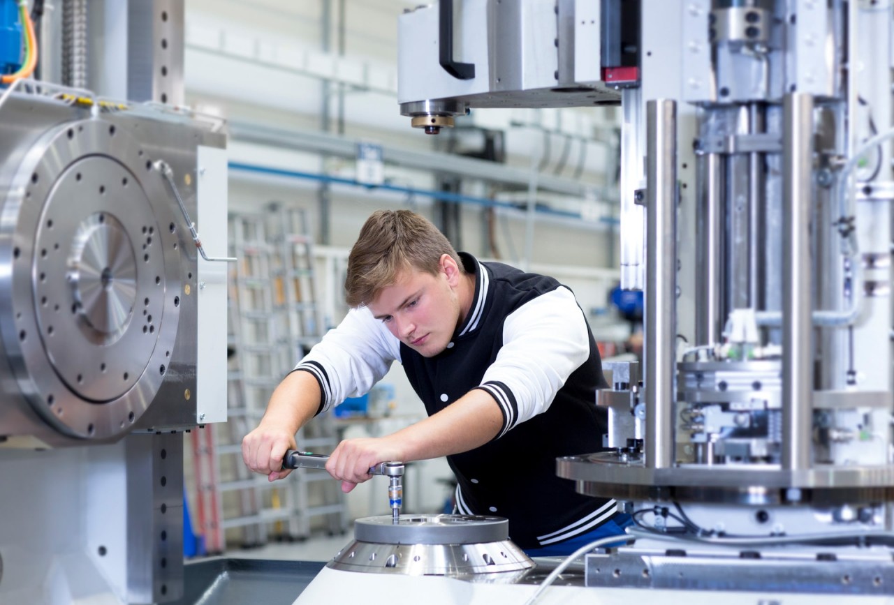 liebherr-careers-kempten-azubis-industriemechaniker-arbeit-tisch