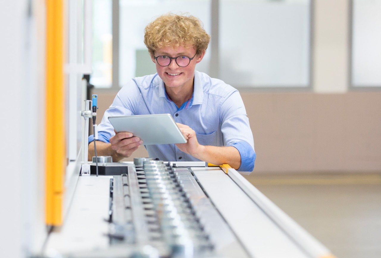 liebherr-careers-kempten-studenten-maschinenbau-arbeit