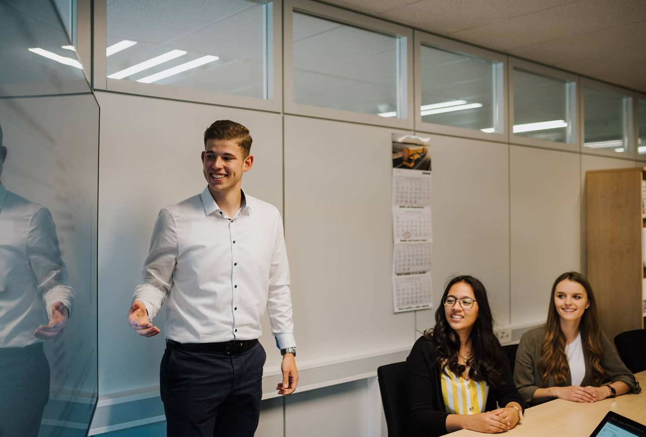 liebherr-careers-ochsenhausen-kaufmaennische-ausbildung-industriekaufmann