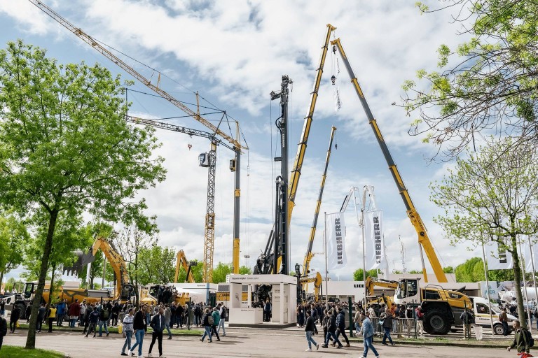 リープヘル　LIEBHERR 大型カレンダー　2024 モデルトラックファクトリー