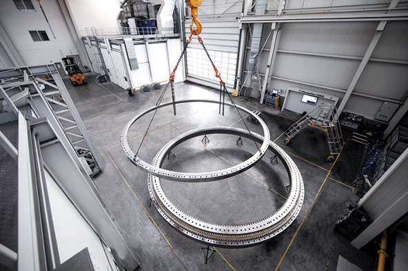 liebherr-erector-bearings-in-production