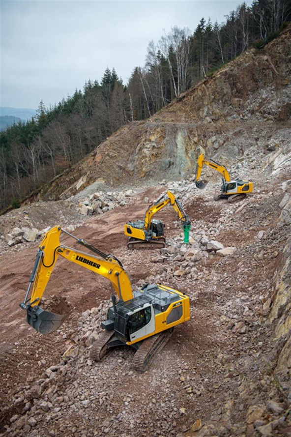 liebherr-crawler-from-colmar-in-tunnel