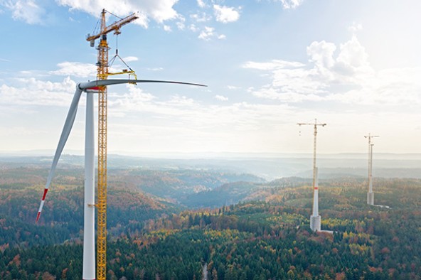 lieberr_tower_crane_630_ec-h_assembles_windmill