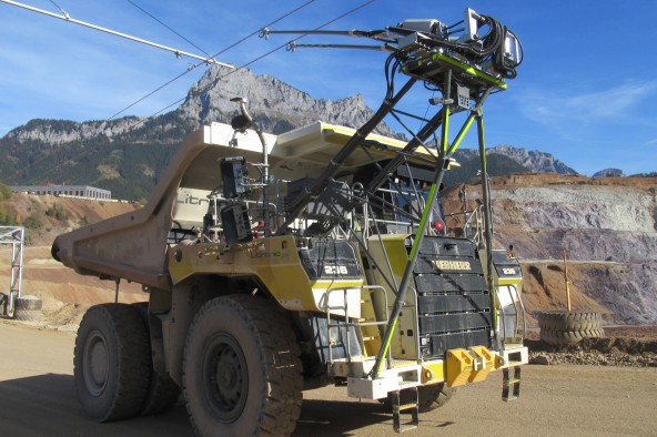 Самосвалы Liebherr с электроприводом. Все карьерные самосвалы грузоподъемностью от 100 т оснащены электроприводом переменного тока (AC) и опциональной системой Trolley-Assist. Liebherr предлагает самый большой в мире парк 360-тонных троллейных самосвалов.