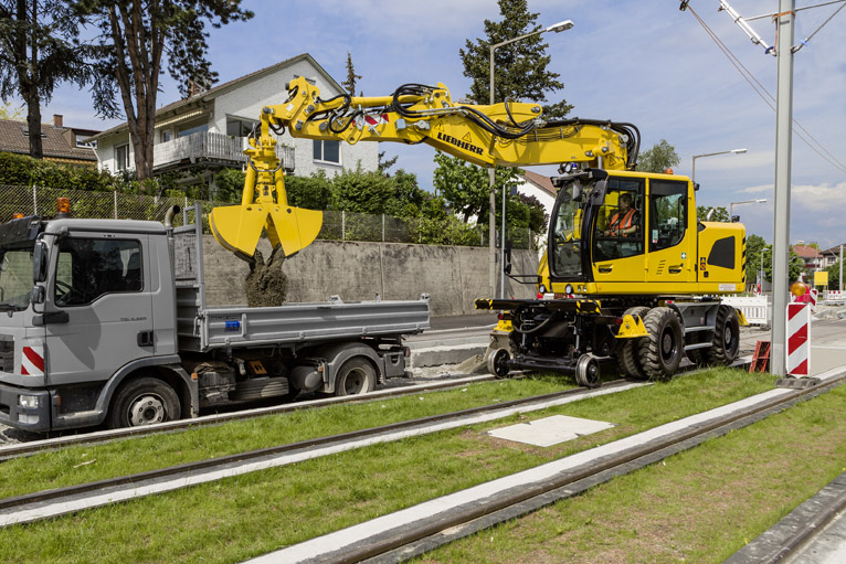 Combined road-rail excavator from Liebherr – the A 922 Rail at the 2014 NordBau trade fair