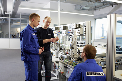 Liebherr lädt zum Berufskundetag in Rostock ein