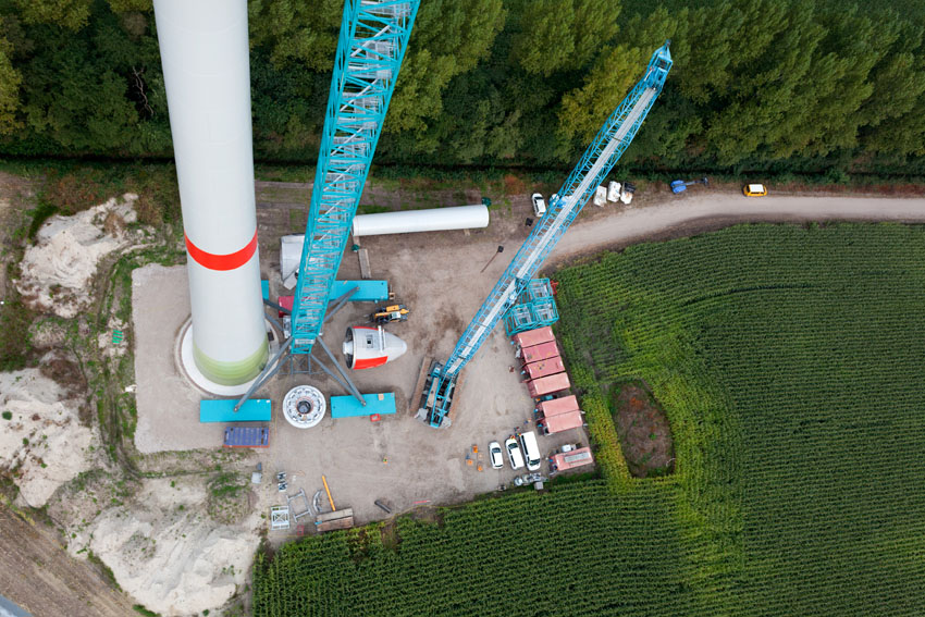Première mise à l'épreuve: La grue Flat-Top 1000 EC-B 125 Litronic construit une installation éolienne