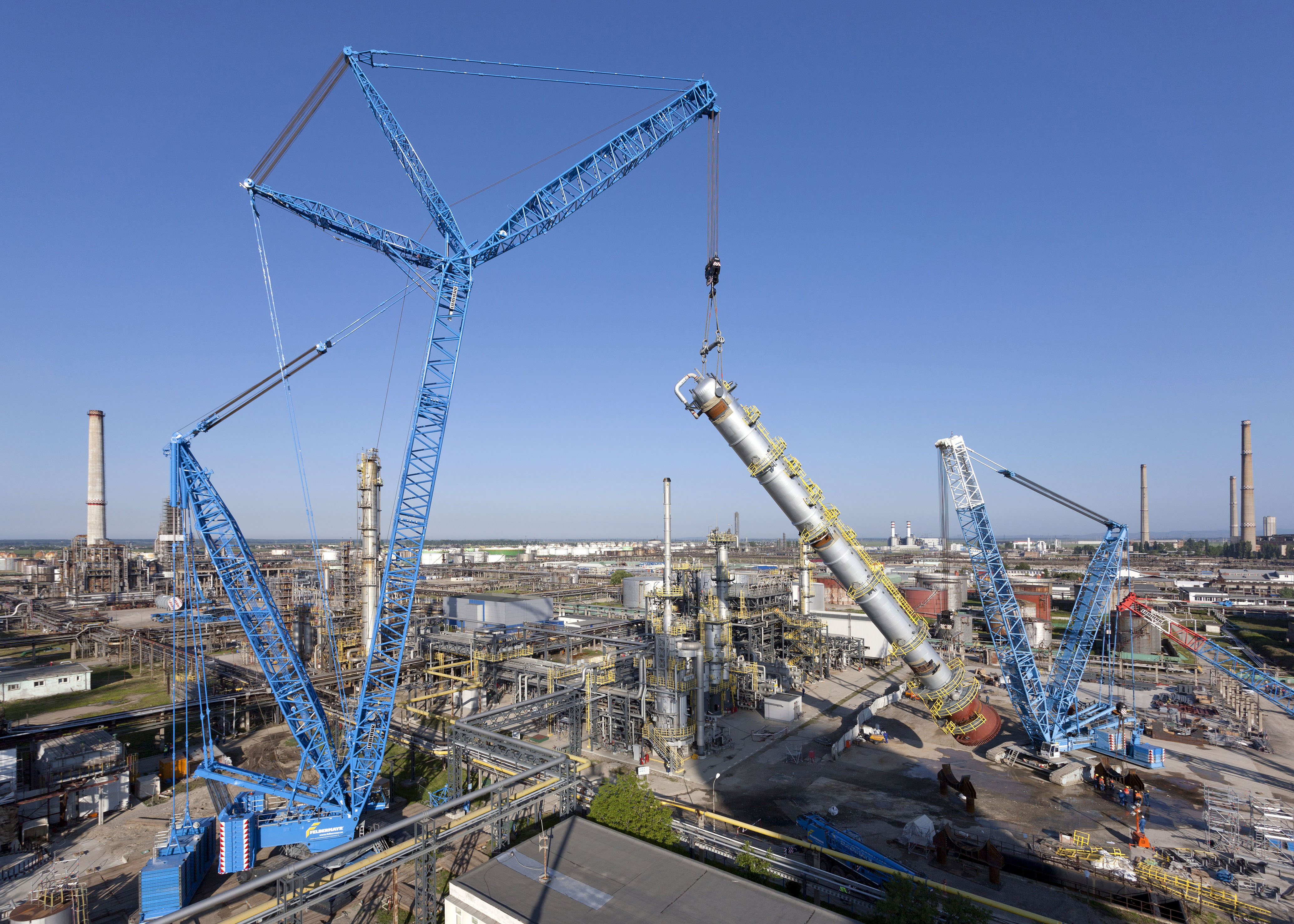 First operation of the Liebherr LR 11000 crawler crane a complete success