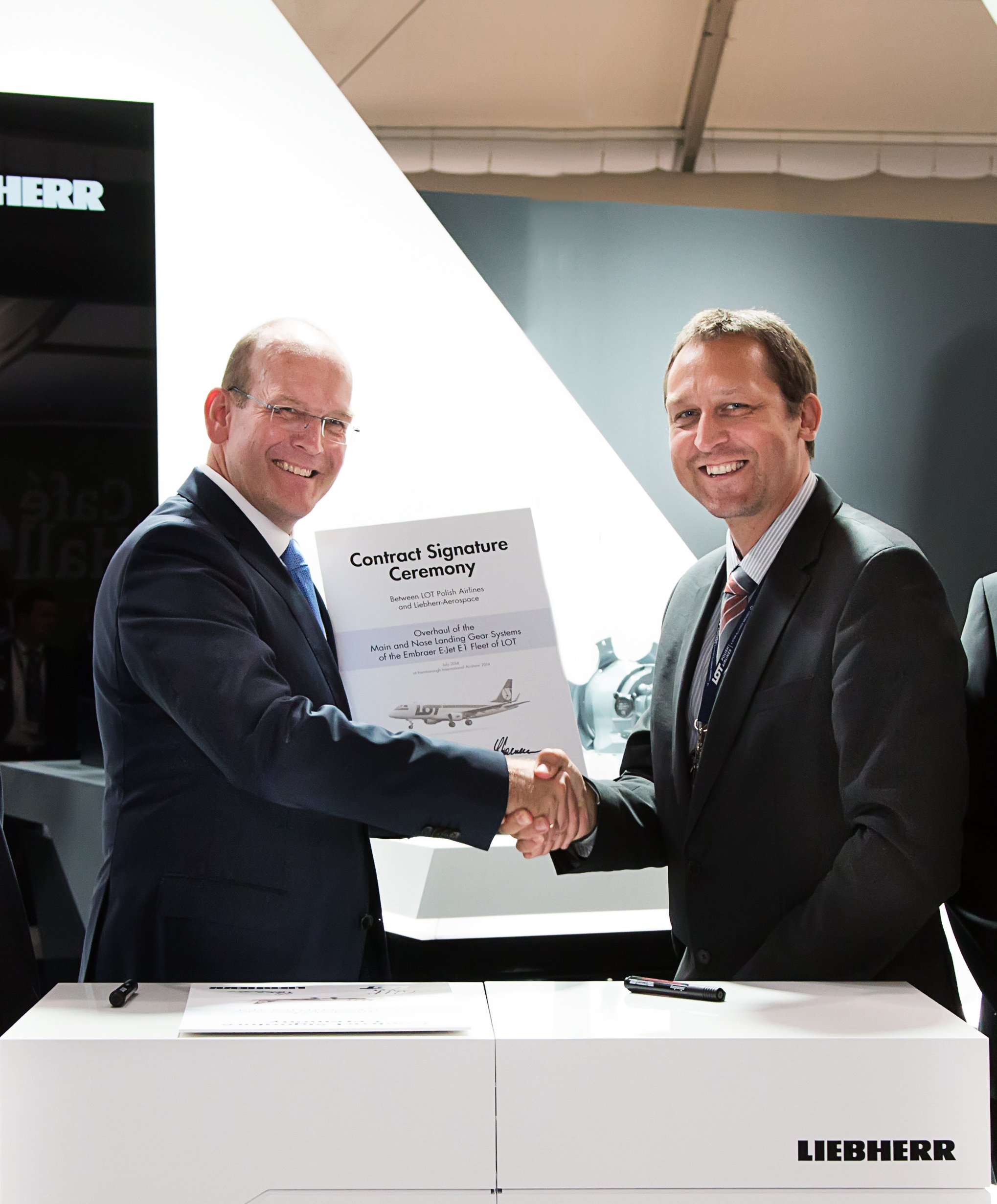 Farnborough International Airshow 2014 : Liebherr-Aerospace signe un contrat avec LOT Polish Airlines pour la révision générale des trains d'atterrissage de l'E-Jet E1