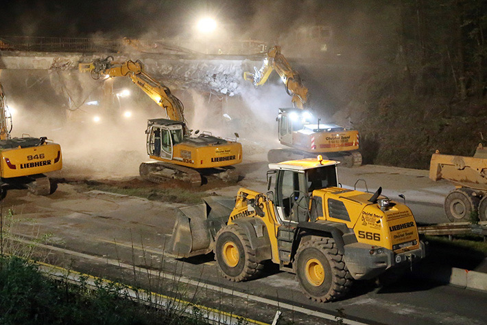 16 earthmoving machines in night-time operation demolish motorway bridges on the A3 autobahn