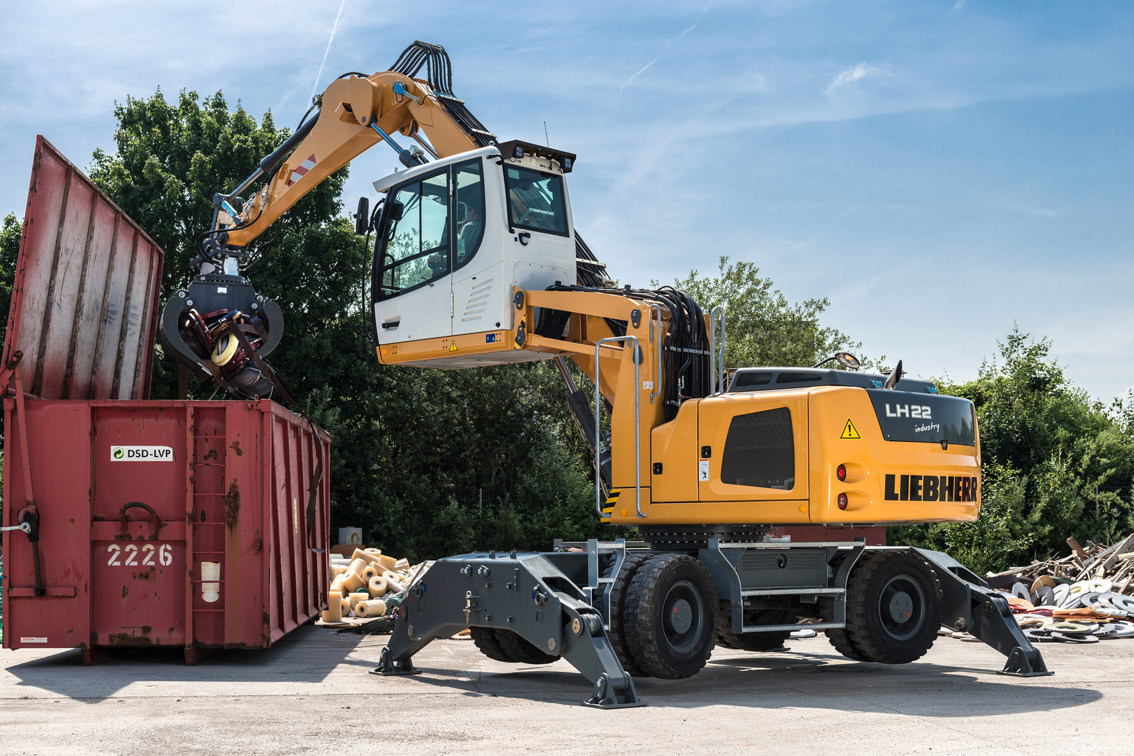 La machine de manutention Liebherr LH 22 M à la Foire des machines de chantier 2014 de Berne