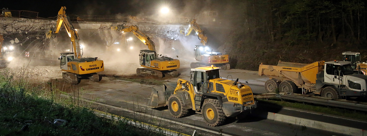 16 Liebherr-Baumaschinen im Nachteinsatz: Abriss von zwei Autobahnbrücken auf der A3