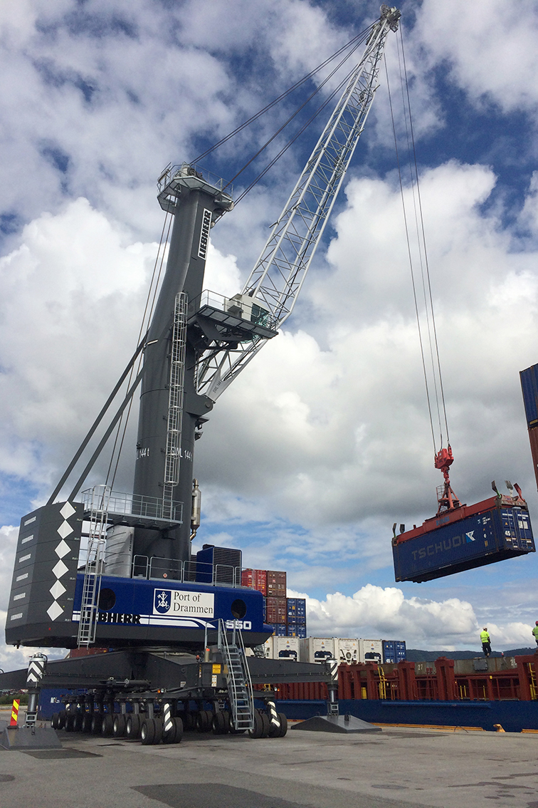 Liebherr mobile harbour crane doubles Drammen’s container handling capacity