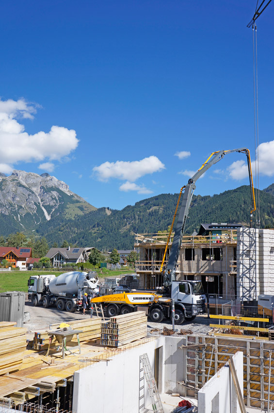 Pompe à béton automotrice Liebherr 37 Z4 XXT avec stabilisateurs innovants au salon Intermat 2015