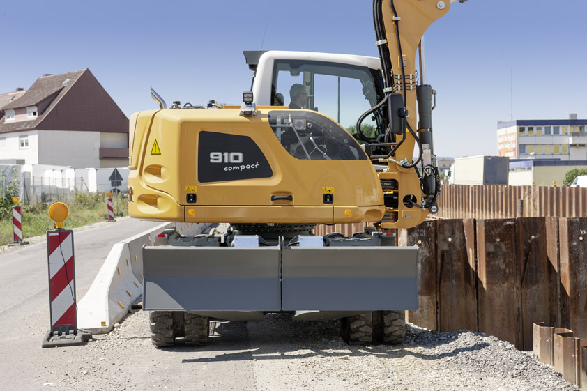 The Liebherr A 910 Compact Wheeled Excavator: Compact and Powerful