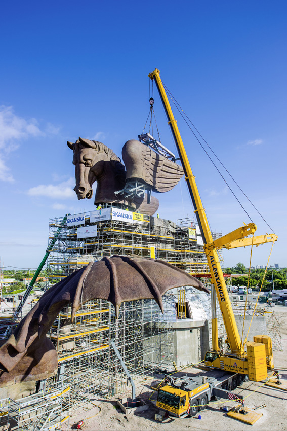 Une grue mobile monte une statue gigantesque de Pégase en Floride
