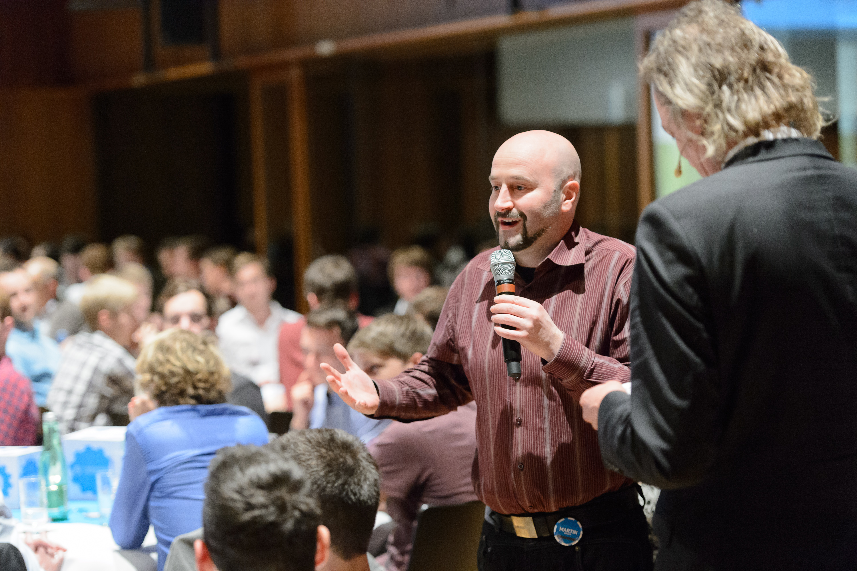 Studierende knüpfen Kontakte beim alljährlichen Netzwerktreffen mit der Liebherr-Werk Nenzing GmbH im Festspielhaus in Bregenz