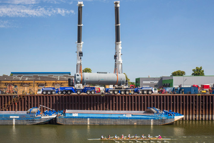 Trasbordo de componentes pesados con dos grandes grúas móviles de Liebherr