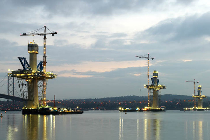 Grúas Liebherr utilizadas en la construcción del Queensferry Crossing (Escocia)