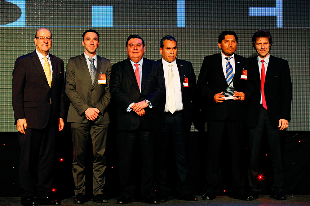 Liebherr Chile SpA receives the 2015 annual safety award from Aprimin