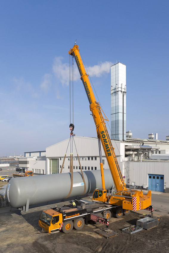 Mobile crane LTM 1300-6.2 positions massive hot water storage tank