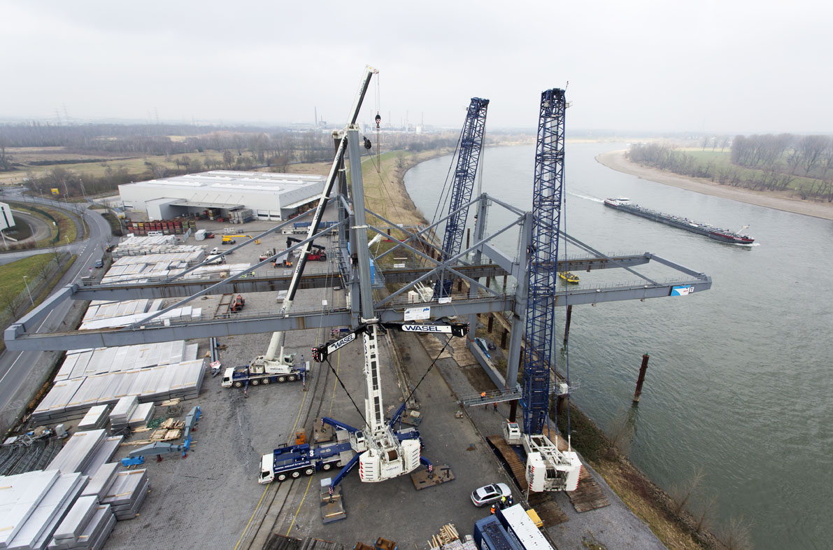 Una compleja elevación conjunta realizada por grúas móviles y grúas sobre orugas de Liebherr