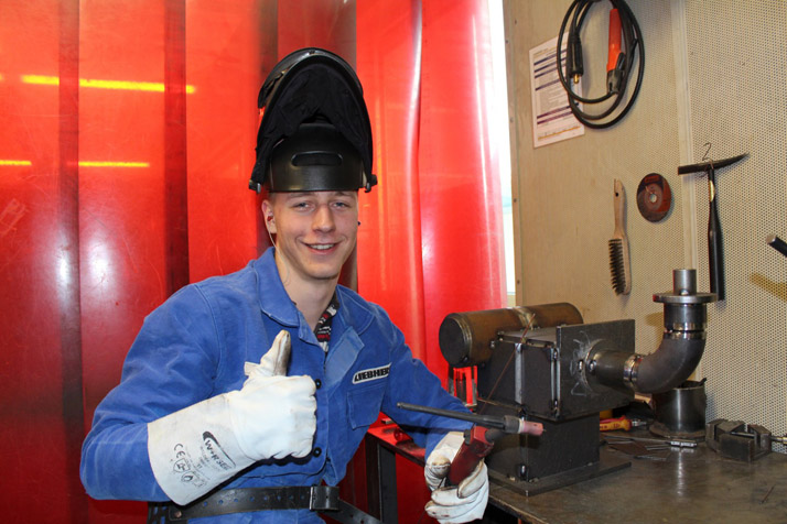 Liebherr-Mitarbeiter bereitet sich auf den Wettbewerb „WorldSkills 2015“ vor
