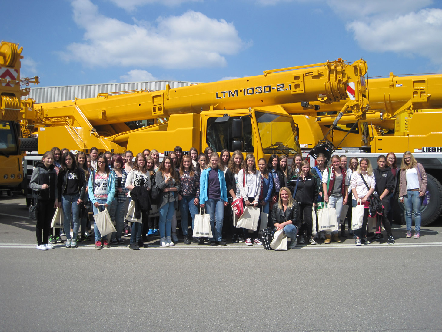 Mädchen begeistern sich bei Liebherr für technische Berufe