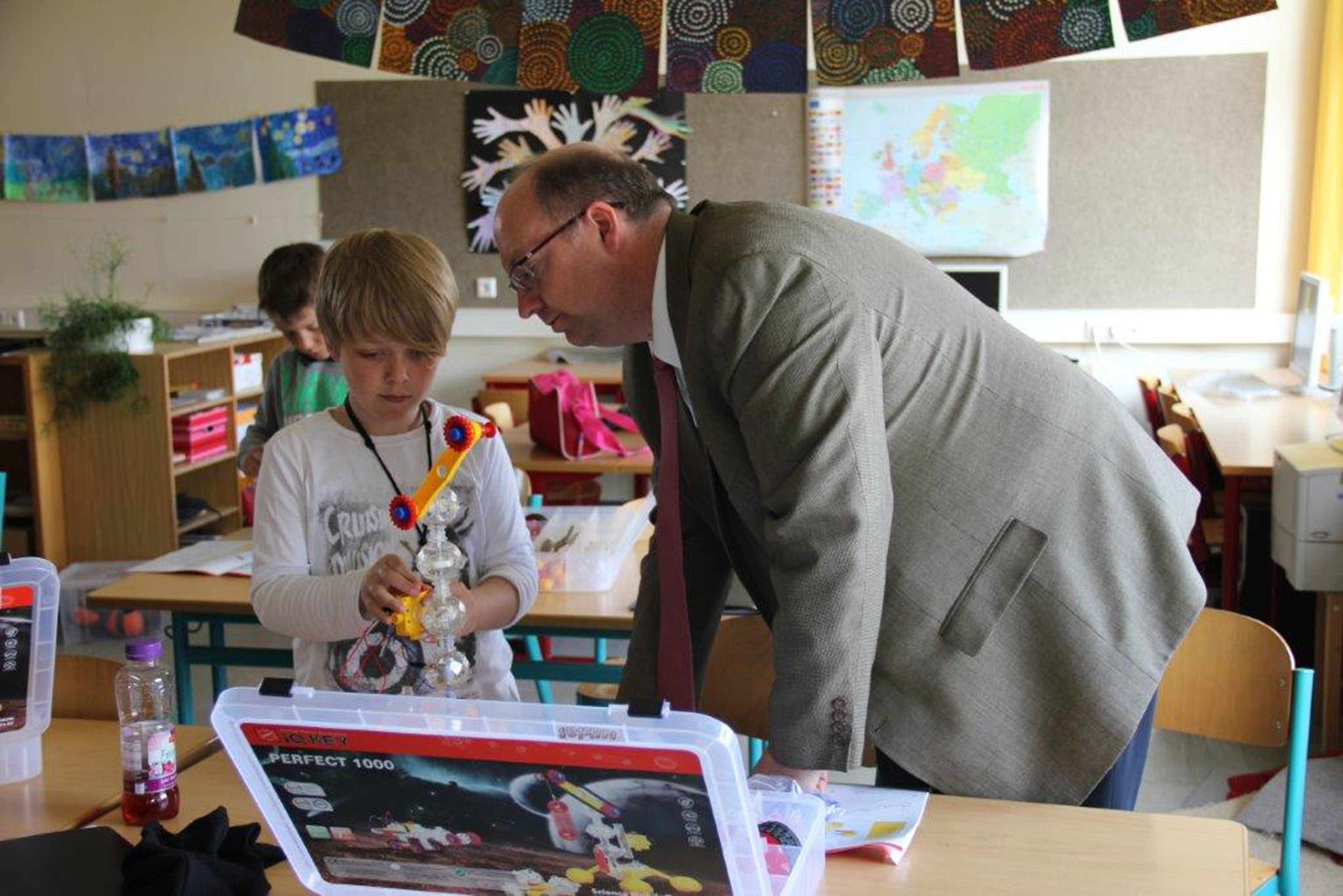 Liebherr fördert technisches Interesse von Kindern und Jugendlichen