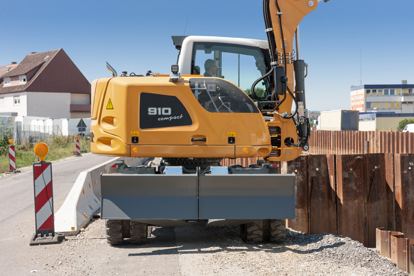 The Liebherr A 910 Compact Wheeled Excavator: Compact and Powerful