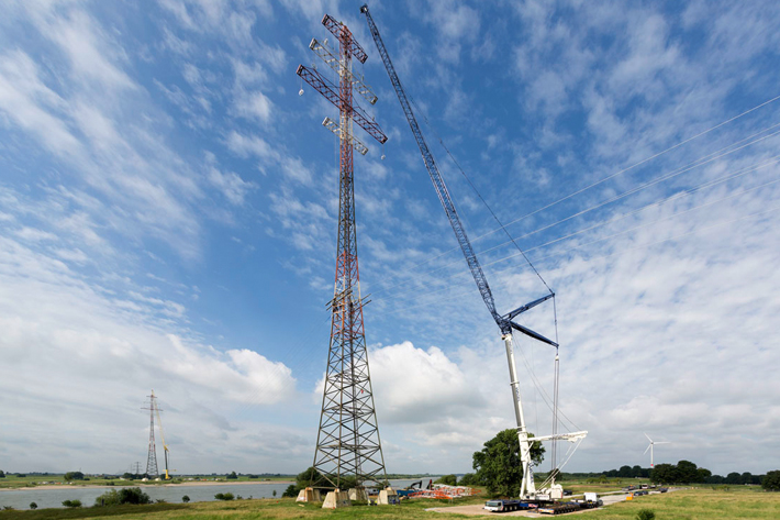 Impresionante trabajo de una grúa móvil en las orillas del Rin