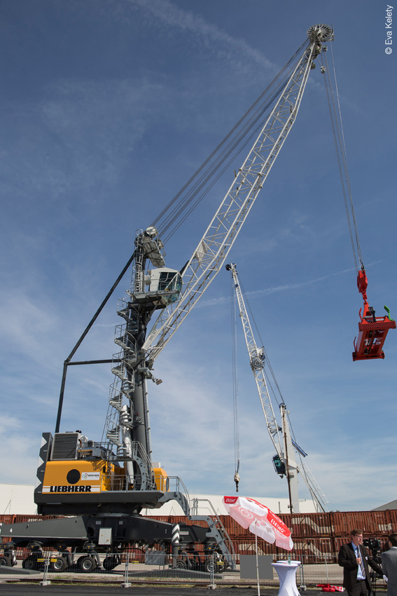 Liebherr suministra una LHM 280 con transmisión híbrida al puerto de Viena