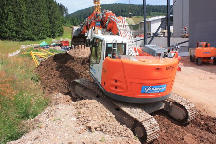 Du terrassement efficace : La pelle sur chenilles R 926 Compact en application chez Christian Pontiggia