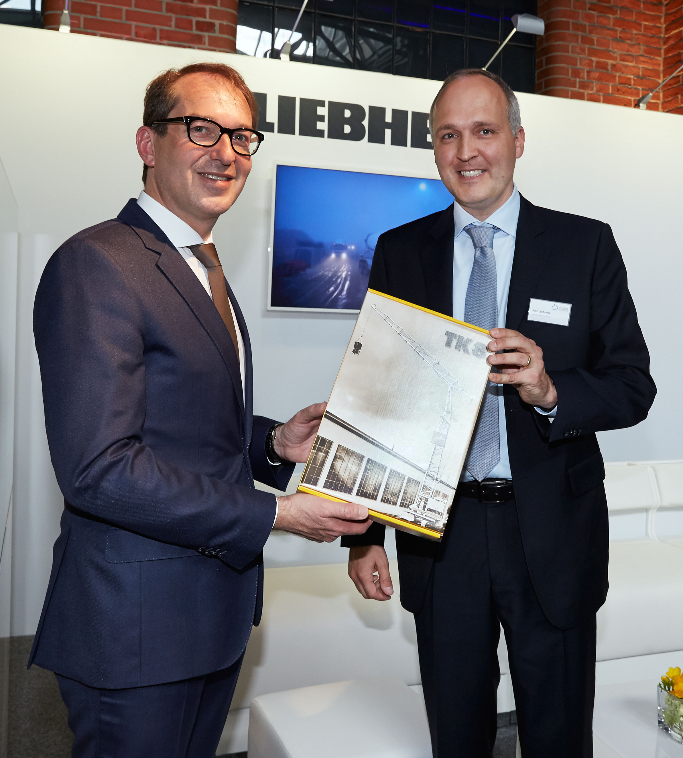 Bundesminister Dobrindt besucht Liebherr-Stand beim Tag der Deutschen Bauindustrie