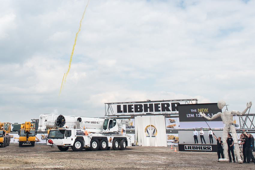 Grue mobile 5 essieux la plus puissante sur le marché - Liebherr présente la nouvelle LTM 1250-5.1 aux journées portes-ouvertes