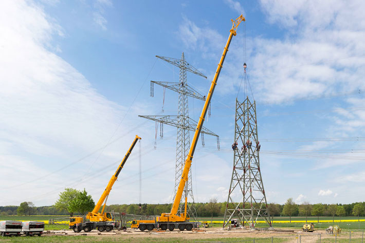 La grue mobile LTM 1300-6.2 de KVN monte un pylône électrique